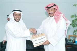 الشيخ طلال الخالد يسلم خالد الداحس شيكا بقيمة المشتريات﻿