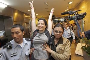 الشرطة الاسرائيلية تعتقل احدى الناشطات المؤيدات لحركة اهلا بكم في فلسطين	رويترز﻿