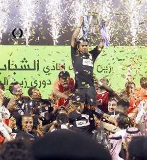 قائد الشباب ناصر الشمراني يرفع الكاس