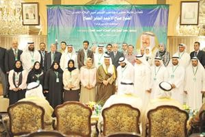 سمو رئيس الوزراء الشيخ جابر المبارك متوسطا دفايزة الخرافي والمشاركين في المؤتمر	 سعود سالم﻿