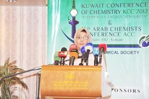 دفايزة الخرافي تلقي كلمتها﻿