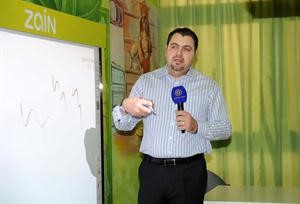 وائل عطايا يتحدث عن كيفية استخدام السبورة الذكية﻿