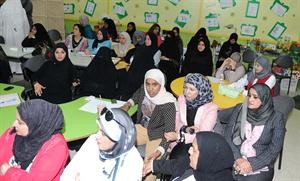 معلمات مدرسة الوفاء يتابعن الدورة﻿