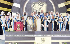 صاحب السمو الامير الشيخ صباح الاحمد متوسطا دنايف الحجرف ودعبداللطيف البدر واعضاء الهيئة التدريسية في الجامعة﻿