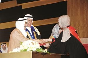 صاحب السمو مكرما احدى الخريجات﻿