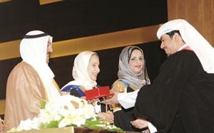 صاحب السمو الامير مكرما احد الخريجين﻿