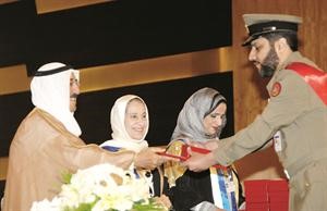 صاحب السمو الامير يقدم شهادة تقدير لاحد الخريجين﻿