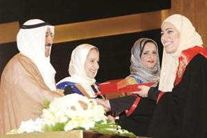 صاحب السمو الامير خلال تكريم احدى الخريجات﻿