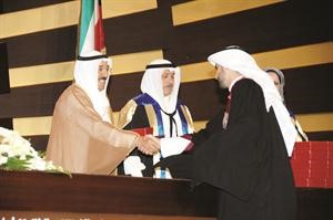 صاحب السمو مكرما احد الخريجين﻿