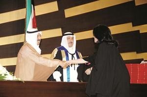 صاحب السمو الامير مكرما احدى الخريجات﻿