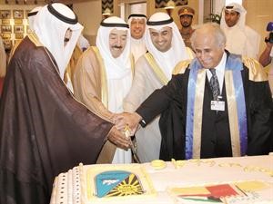 صاحب السمو الامير الشيخ صباح الاحمد يشارك سمو ولي العهد ودنايف الحجرف ودعبداللطيف البدر قطع كيكة الحفل﻿