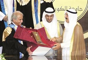 دنايف الحجرف ودعبداللطيف البدر يقدمان هدية تذكارية لصاحب السمو﻿