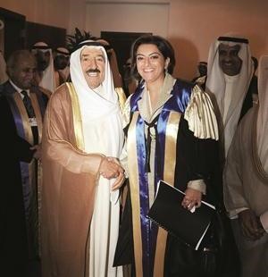 صاحب السمو الامير مصافحا د سمر باقر﻿