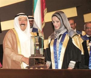 صاحب السمو لدى تسلمه هدية تذكارية من جامعة الكويت بحضور فاطمة العميري﻿