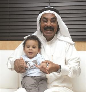 الزميل محمد راشد الحفيتي وحفيده خالد حسن حسيني
