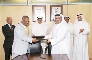 ناصر المضف يتبادل العقود مع الجانب الاثيوبي
