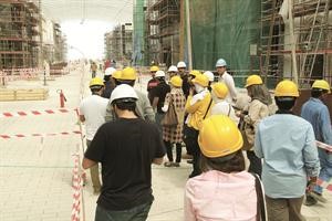 استماع المدونين للشرح عن اعمال البناء﻿
