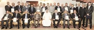 صالح البابطين في لقطة جماعية مع المشاركين في البرنامج
