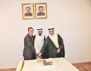 السفير محمد الرومي والشيخ علي الجابر يشاركان السفير هو جونغ قطع كيكة الاحتفال﻿