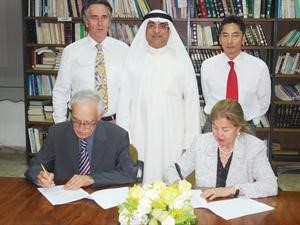 منيرة المطوع وخالد المهتار يوقعان العقد بحضور جوزيف كوان ومايكل فوكس وهاشم تقي﻿