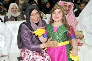 يسرى العمر تشجع احدى الطالبات