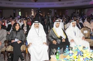 دنايف الحجرف متوسطا بعض الحضور خلال المؤتمر	 انور الكندري﻿
