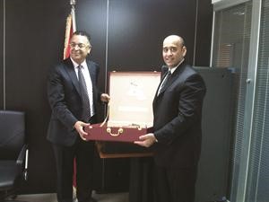 البدر يسلم وزير السياحة المغربي درعا تذكارية﻿