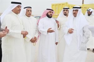 مسلم البراك وعبدالله فهاد ومحمد الخليفة ودحمد المطر في موقع ردم الاطارات في منطقة ارحية
