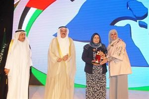 قرينة دخالد الصالح تتسلم الجائزة﻿