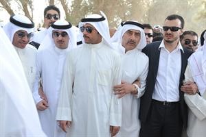 النائبان مرزوق الغانم ودحمد المطر والنائب السابق صالح الملا خلال مراسم الدفن﻿