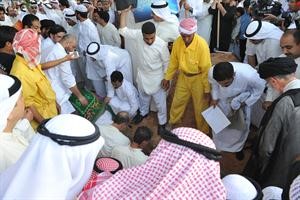 لحظة دفن المرحوم وسط مشيعيه لالقاء النظرة الاخيرة على جثمانه﻿