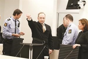 سفاح النرويج انديرس بيرينغ بريفيك خلال دخوله قاعة المحكمة امس	افپ﻿
