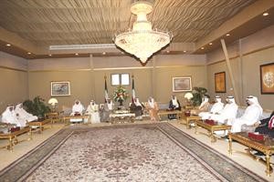 سمو الشيخ جابر المبارك مستقبلا ديوسف الزلزلة والمستثمرين في مدينة صباح الاحمد اللوجستية بالفلبين﻿