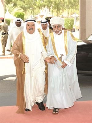 صاحب السمو الامير الشيخ صباح الاحمد والسلطان قابوس بن سعيد يدا بيد﻿