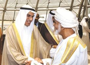 السلطان قابوس مصافحا رئيس مجلس الامة احمد السعدون