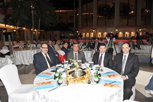 متابعة من الحضور للمؤتمر
