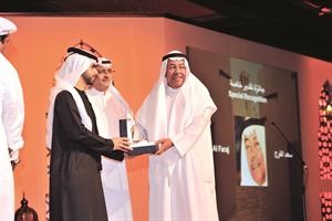 الشيخ منصور ال مكتوم مكرما الفنان القدير سعد الفرج﻿