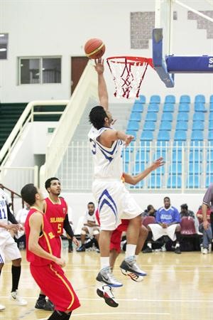 لاعب الجهراء نايف الصندلي يضع الكرة في سلة الصليبخات عادل اليعقوب﻿