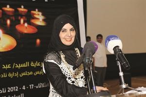 سميرة السعد خلال حديثها الى فئة التوحد﻿