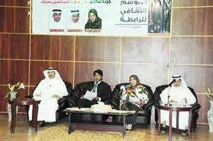 دسلوى الجسار وداحمد الحنيان ودغازي الرشيدي ودصلاح الشرهان خلال الندوة﻿
