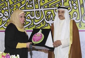 الوزير الرجيب يكرم جريدة الانباء﻿