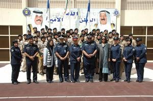 اللواء فهد الشرقاوي متوسطا الخريجات واعضاء الهيئة المساندة