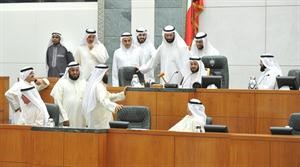 عبدالله البرغش يهم برفع الجلسة لعدم اكتمال النصاب ويحيط به النواب﻿