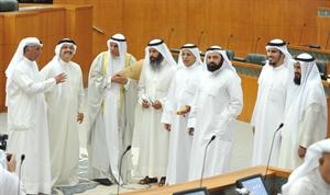 السعدون متوسطا محمد هايف وبدر الداهوم ودوليد الطبطبائي ومحمد الخليفة ونايف المرداس وشايع الشايع وشعيب المويزري في القاعة	 متين غوزال﻿