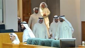 فيصل الدويسان وعلي الراشد وصالح عاشور وخالد السلطان اثناء دخولهم القاعة﻿