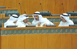 جمال الشهاب محاطا باحمد لاري وعدنان المطوع وصالح عاشور﻿