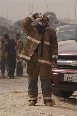 احد رجال الاطفاء يروي ظماه﻿