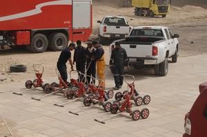 استعدادات من رجال الاطفاء لانجاز المهمة﻿