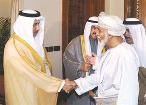 سمو رئيس الوزراء الشيخ جابر المبارك مصافحا السلطان قابوس