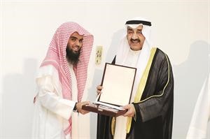 احد الحفظة يتسلم جائزته﻿